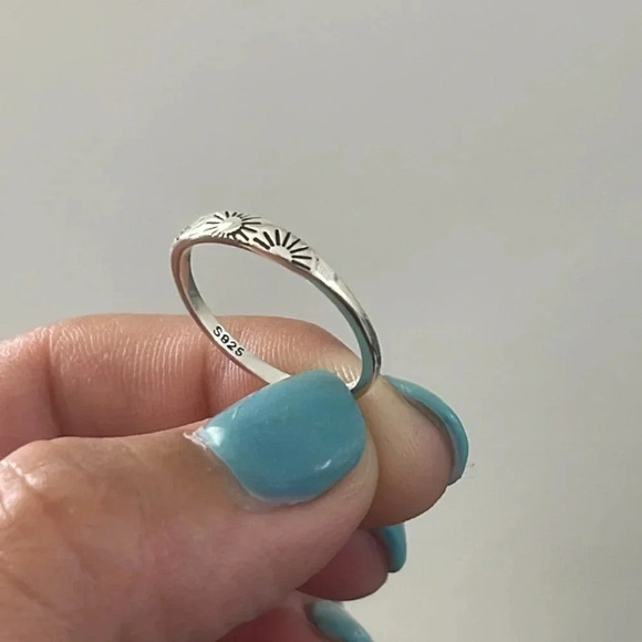 925 Sterling Silver Dainty Sunrise Band Ring - Picture 4 of 10